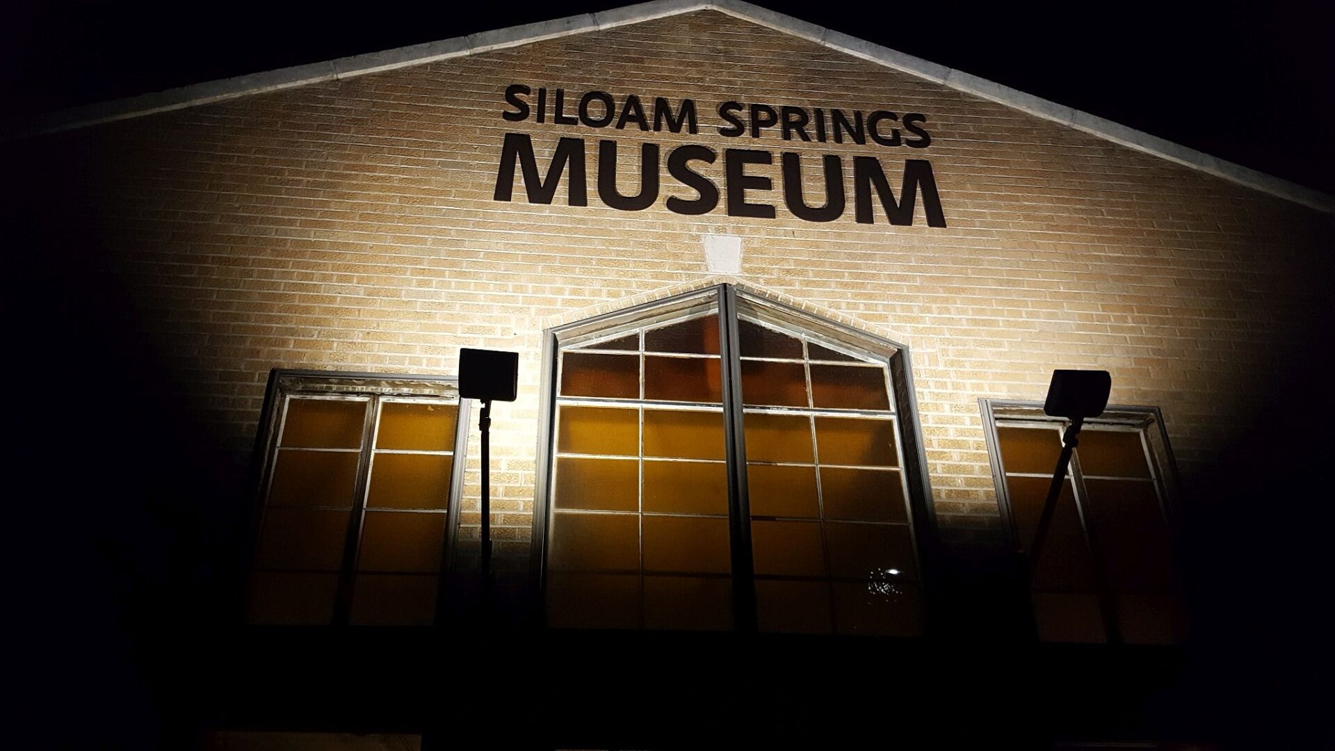 A building with the words siloam springs museum written on it.